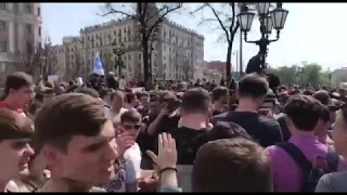 На митинге Алексея Навального в Москве собравшиеся скандируют: "Россия! Путин!"
