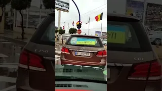 Алексей Панин показывает авто с лозунгом "Русский корабль или до дому"