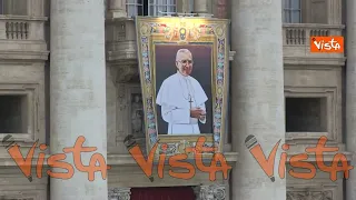 Beatificazione di Papa Luciani, a San Pietro svelato l’arazzo con l’effige del Beato