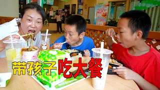 帶孩子去縣城玩，女兒好開心，花160元吃大餐 | Take the kids on a tour! Eat burgers! Very happy