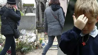 Une femme fait un signe de croix et se recueille sur la tombe de Gaspard ULLIEL 1 mois après sa mort