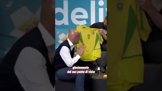 Collina FURIOSO con una domestica perché ha lavato la maglia di Ronaldo😅 #calcio #r9 #ronaldo