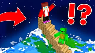 JJ and Mikey GOT IN on THE TALLEST STAIR in Minecraft Maizen!