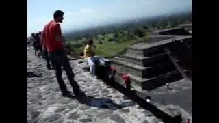 Hombre Cayéndose de la Piramide de la Luna Mexico Teotihuacan