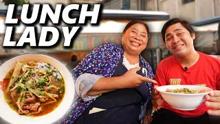 Trying the FAVORITE Vietnamese Noodles of Anthony Bourdain in Saigon!  Meeting the LUNCH LADY!