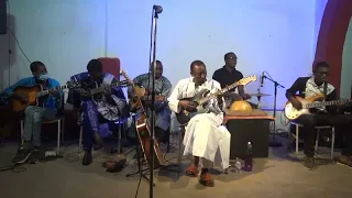 BADIAN DIABATE Mande-GUITAR (Concert PATHIO) Vol 01