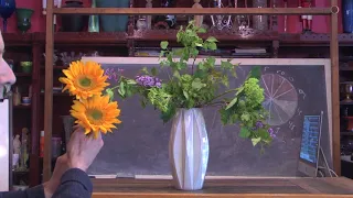 How To Make A Contemporary Style Flower Arrangement With Chicken Wire