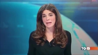 full video Italian TV presenter flashes audience behind glass desk funny