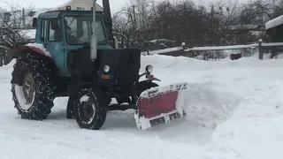 Трактор Беларусь с отвалом.Чистим снег МТЗ 80!