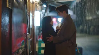 Sunbae, don’t put on that Lipstick - Rowoon blocks the rain splash for Jinah with his coat