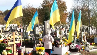 Мукачівці про День померлих: 1 листопада мами бійців на кладовищі