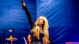 Avril Lavigne  “Girlfriend” live at Kia Forum Los Angeles, Greatest Hits Tour