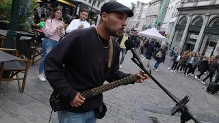 Artista di strada canta "Don't worry be happy" per le strade di Bruxelles