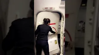 Closings Boeing 737 door #jetairways