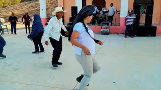 linda mujer bailando chilena de san juan mixtepec distrito 08