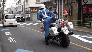 速度違反のミニバンを検挙する所轄と交機の白バイ・通行帯違反のバイクが逃げる・アクセル踏みっぱなしのヤバい奴・横断歩道に停車する無神経な軽自動車から降りてきた歩行者を妨害して覆面パトカーに捕まる軽貨物！