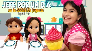 Maria Clara finge ser chef en la cocina de juguete | Pretend play with kitchen toys