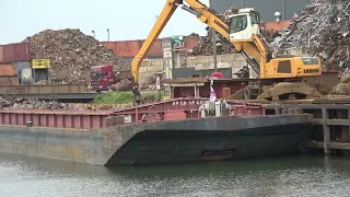 ZEESCHP LADE MET IJZER IN DE DORDSE KIL