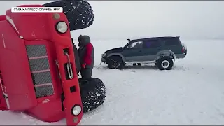 Дрифтовали на джипе по льду и врезались в ТРЭКОЛ: людей пришлось эвакуировать на вертолете