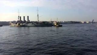 Буксировка крейсера "Аврора" на ремонт в Кронштадт. Вид с Пироговской набережной