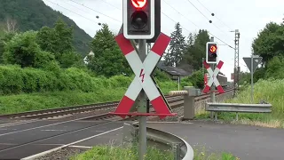 Zug mit Großblech-Transportwagen als Schräglader Slps-u 725 BR185 level crossing Bahnübergang rhine