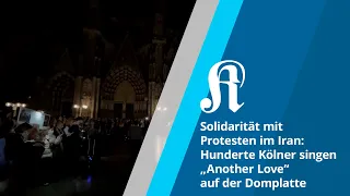 Solidarität mit Protesten im Iran: Hunderte Kölner singen „Another Love“ auf der Domplatte