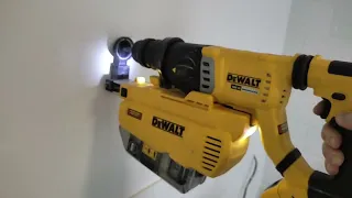 аккумуляторный перфоратор DeWalt с системой пылеудаления.