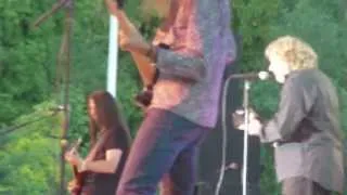 Lou Gramm singing "Urgent" live in Springville 2013