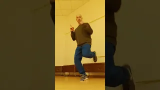 Shuffle dance tutorial 😉 УЧИМ ПРОСТЫЕ БАЗОВЫЕ ДВИЖЕНИЯ НОГАМИ. #shorts #dance