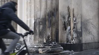 Autofahrer kracht gegen Brandenburger Tor und stirbt