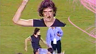 Charly García pateando en un partido de Boca