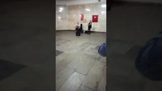 Музыка в метро комсомольская.