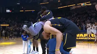 【NBA】Warriors receives an all-star ring from a child