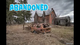 Exploring A Creepy Abandoned Ontario Farm House (EVERYTHING LEFT BEHIND!)