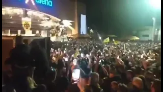 «Σήκωσέ το» από χιλιάδες οπαδούς της ΑΕΚ έξω από την OPAP Arena