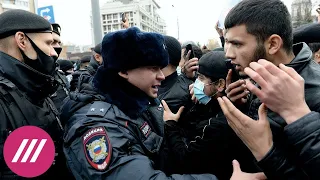 Десятки мусульман вышли к посольству Франции в Москве // Здесь и сейчас