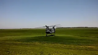Oefening van de Luchtmobiele Brigade met Chinooks bij Dokkumer Nieuwe Zijlen