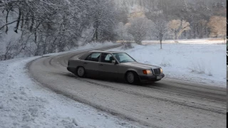 Mercedes W124 300d snow drift