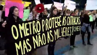 Grupo de mulheres protesta pedindo medidas contra assédio sexual em metrôs e trens