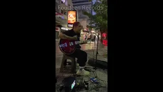 Kamaitachi cantando na rua