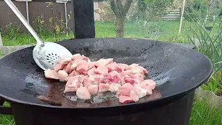 Мясо с овощами В казане на костре.