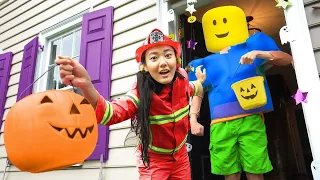 Ellie Wears DIY COSTUME to Trick or Treat | Ellie Sparkles | WildBrain Live Action