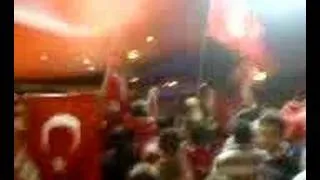 Turkish celebrating their team - So feiern Türken 1/3