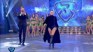 Pampita desfiló con un look vanguardista en la pista de Showmatch