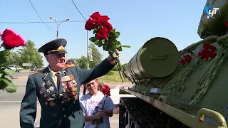 Ветеран Великой Отечественной войны Александр Попов возложил цветы к танку Т-34