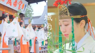 beautiful,a dance by four miko (shrine maidens) , Kyoto in Winter