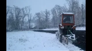 Вспашка Т 25  Падает первый снег  2018