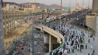 ‪لحظة رمي الجمرات ومغادرت الحجاج منى للمتعجل