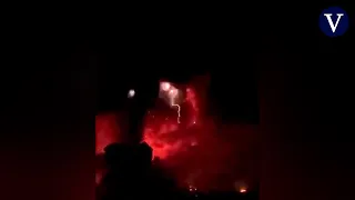 La espectacular imagen de rayos volcánicos en la erupción del Monte Ruang en Indonesia