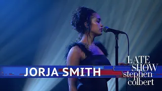 Jorja Smith Performs 'Don't Watch Me Cry'